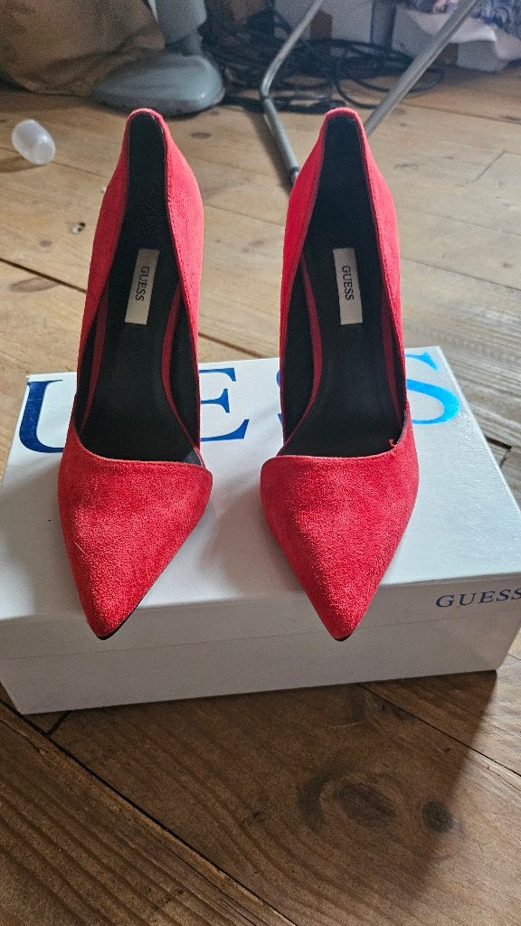 Guess rode suède pumps met gouden hak - maat 38, Pumps, Guess, Nieuw, Ophalen of Verzenden