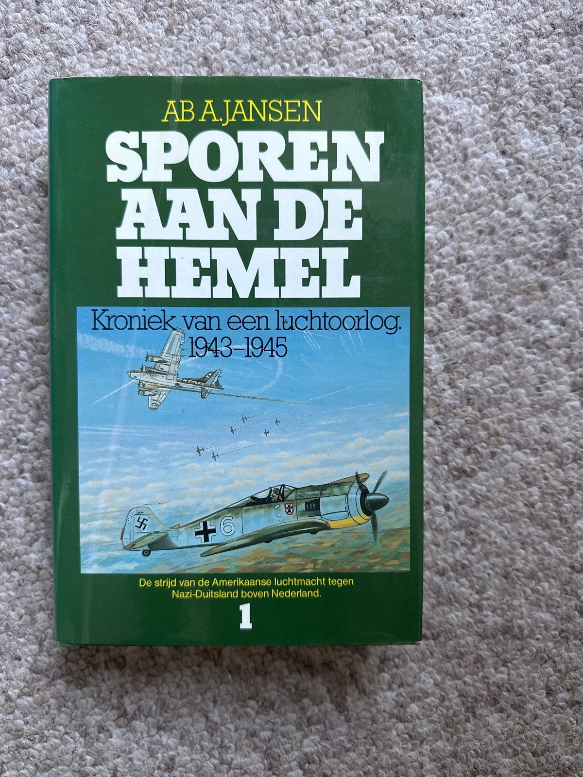 SPOREN AAN DE HEMEL - Kroniek van een luchtoorlog 1943-1945, Boeken, Ophalen of Verzenden, Tweede Wereldoorlog, Zo goed als nieuw