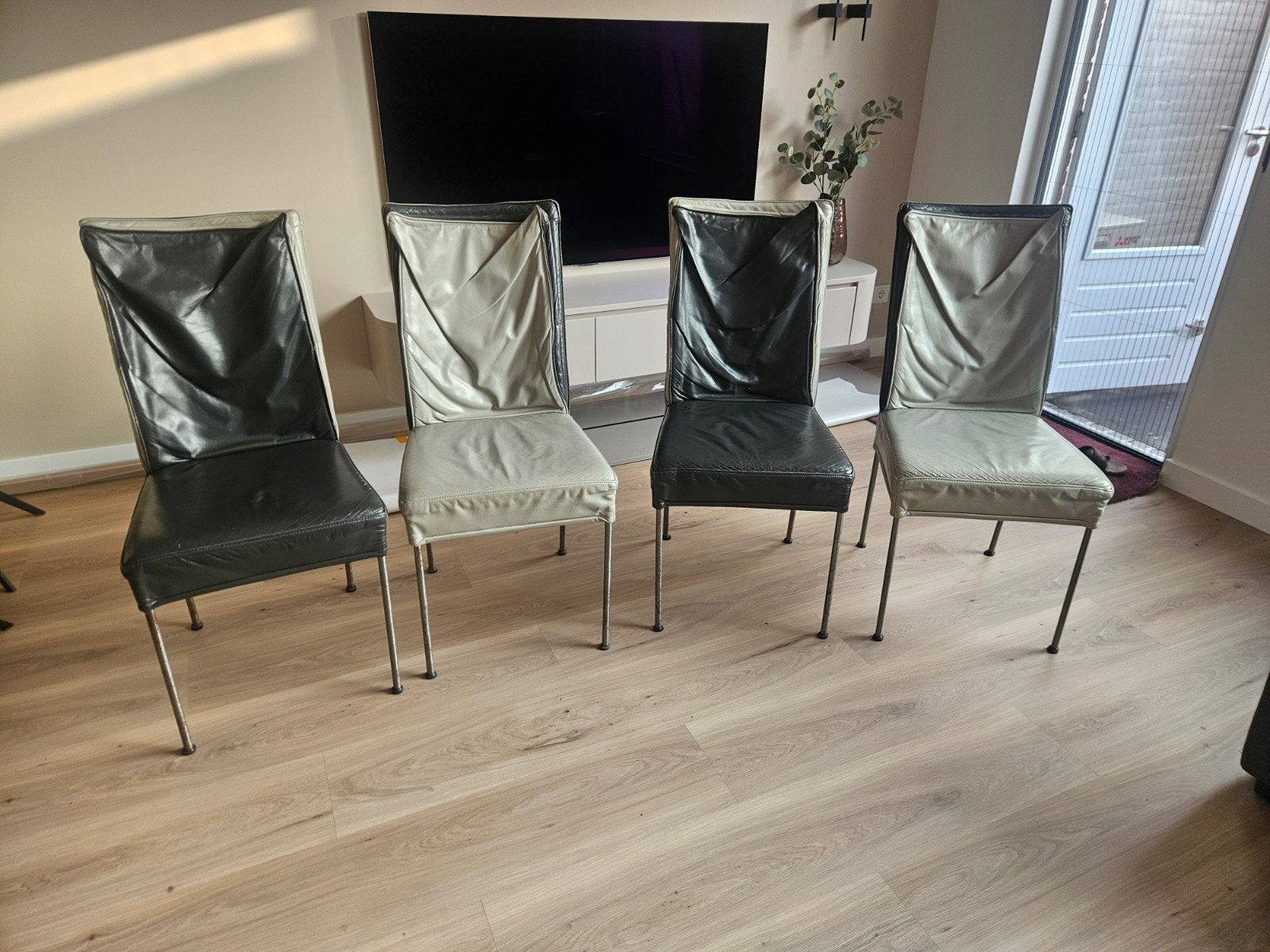 4 GRATIS GEBRUIKTE eetkamerstoelen, Ophalen, Gebruikt, Leer, Grijs