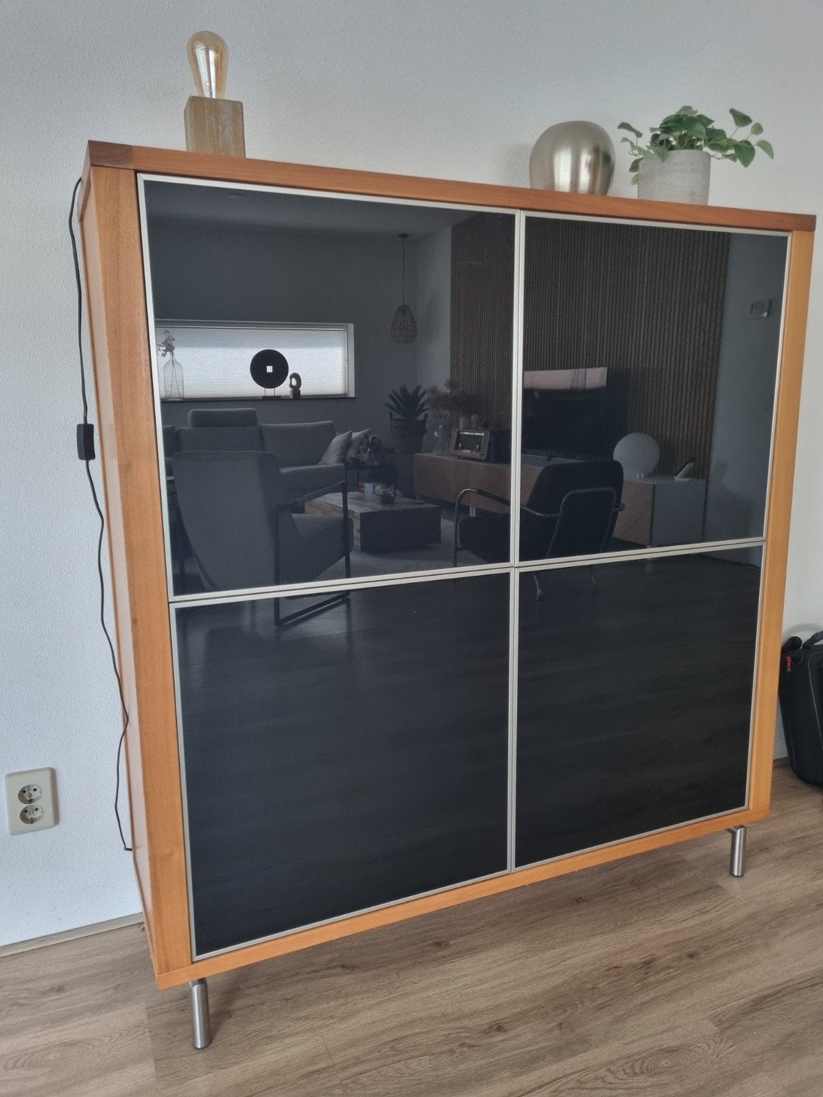 Bert Plantagie Walnotenhouten Kast met Zwarte Glazen Deuren, Ophalen, 100 tot 150 cm, Glas, 100 tot 150 cm