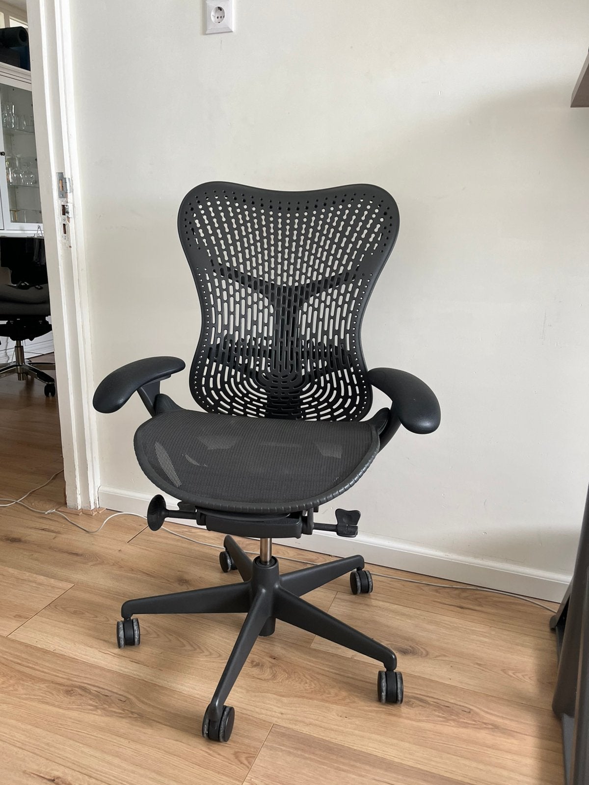 Herman Miller Mirra 2 graphite bureaustoel, Huis en Inrichting, Bureaustoelen, Zwart, Ophalen of Verzenden, Zo goed als nieuw