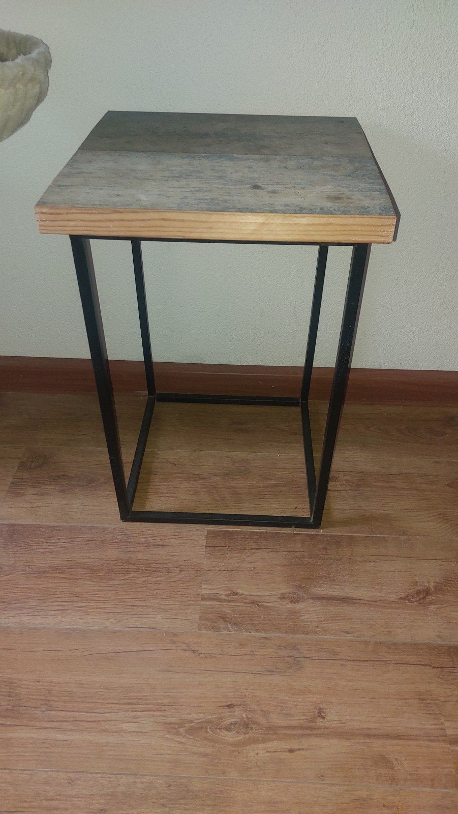 Bijzettafel met houten blad en metalen onderstel, Huis en Inrichting, Tafels | Bijzettafels, Gebruikt, Vierkant, 45 tot 60 cm