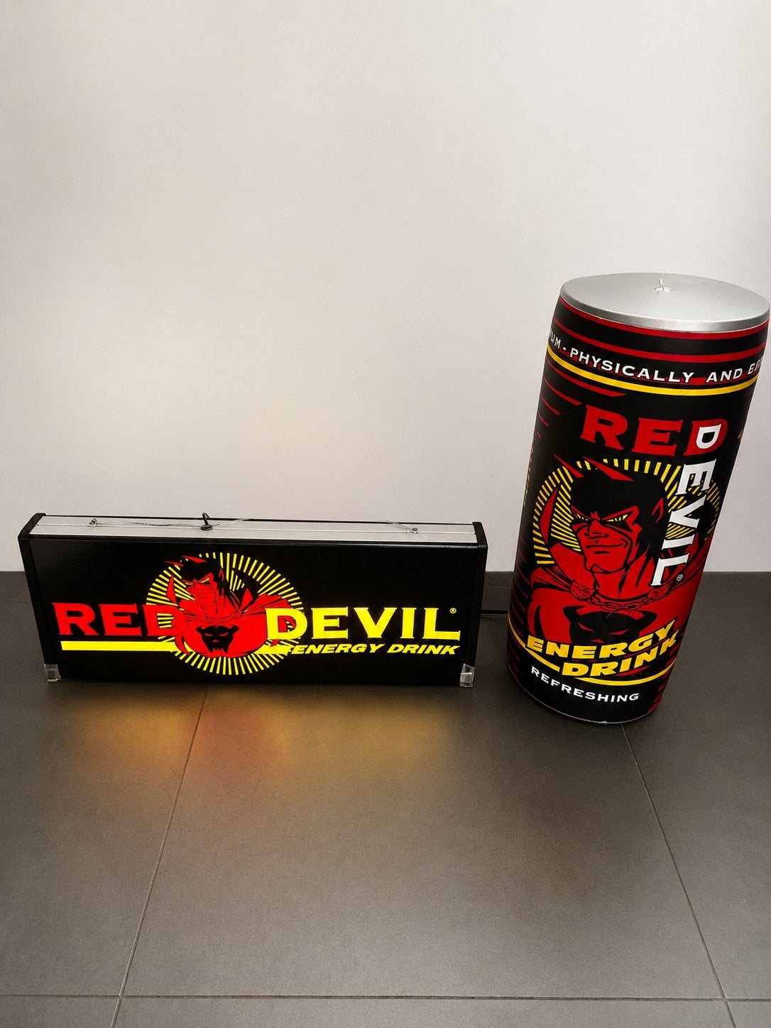 Vintage Red Devil Lichtbak & Groot Blik Display Set, Ophalen of Verzenden, Gebruikt, Lichtbak of (neon) lamp
