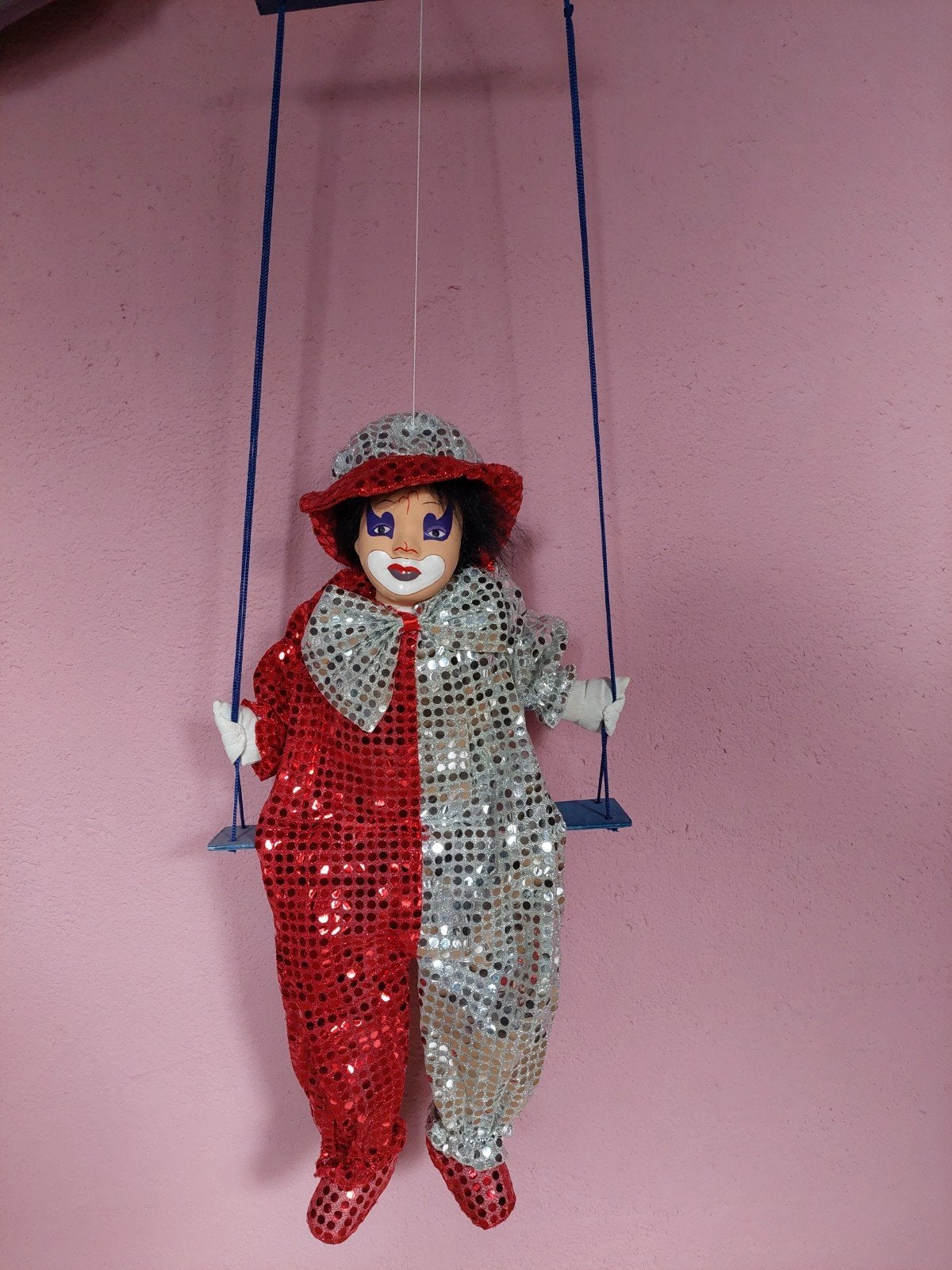 Vintage clownspop porseleinen hoofd op schommel, rood/zilver, Verzamelen, Ophalen, Zo goed als nieuw, Pop
