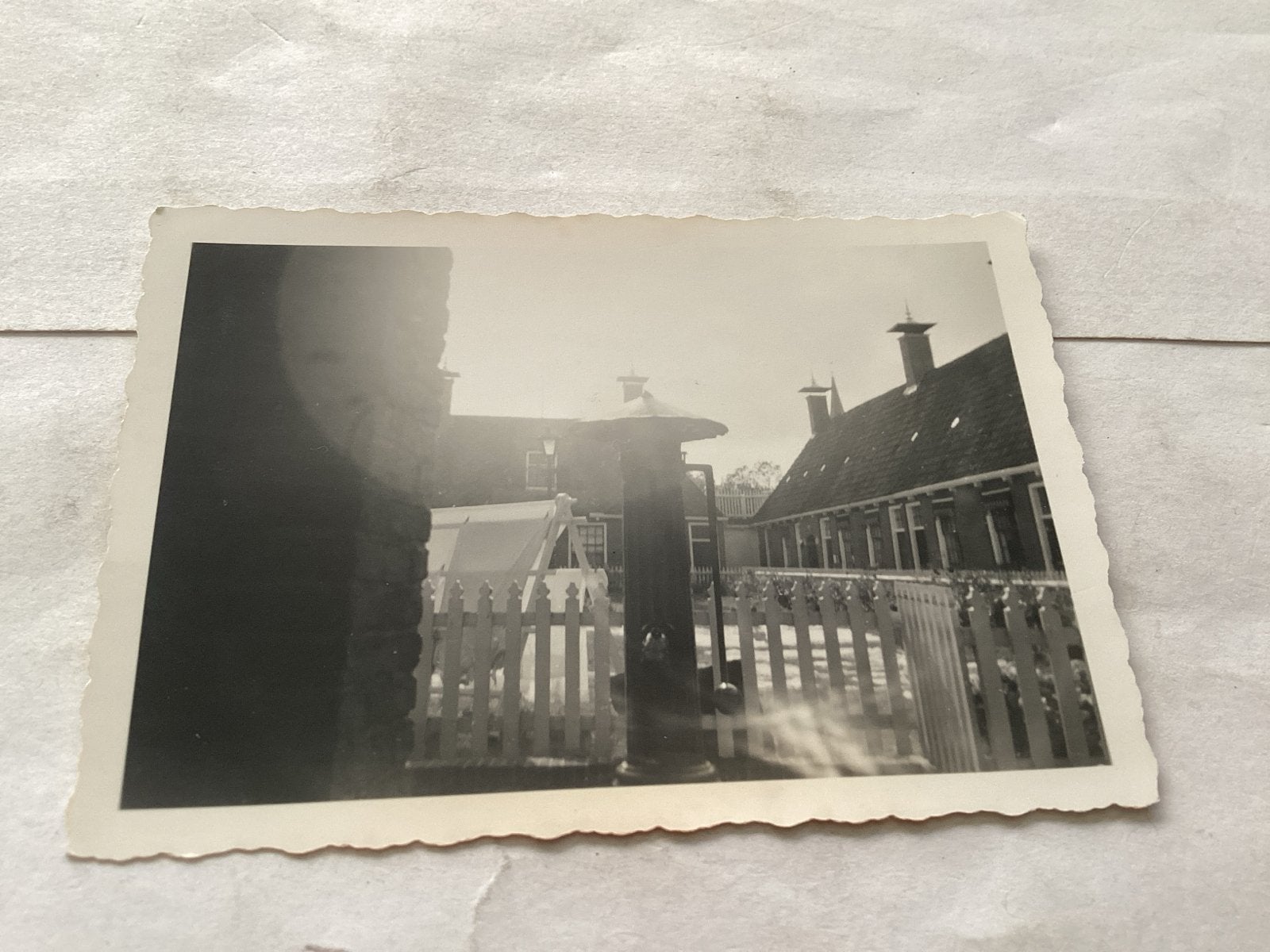 Marsum poptaslot van een gebouw met hek, Gebruikt, Foto, Ophalen of Verzenden, Gebouw