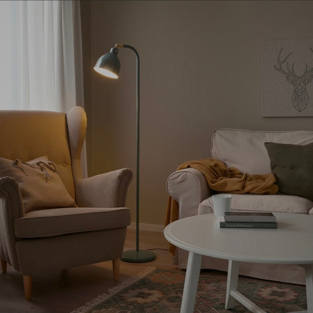 IKEA Roddfika Vloerlamp - Groen met messing details, Ophalen, 100 tot 150 cm, Modern, Scandinavisch, Industrieel, E27 (groot)