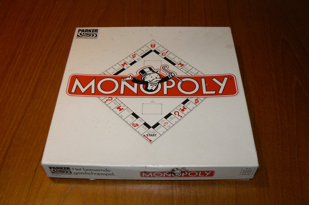 Vintage Monopoly in witte vierkante doos van Parker uit 1985, Hobby en Vrije tijd, Een of twee spelers, Ophalen of Verzenden, Zo goed als nieuw
