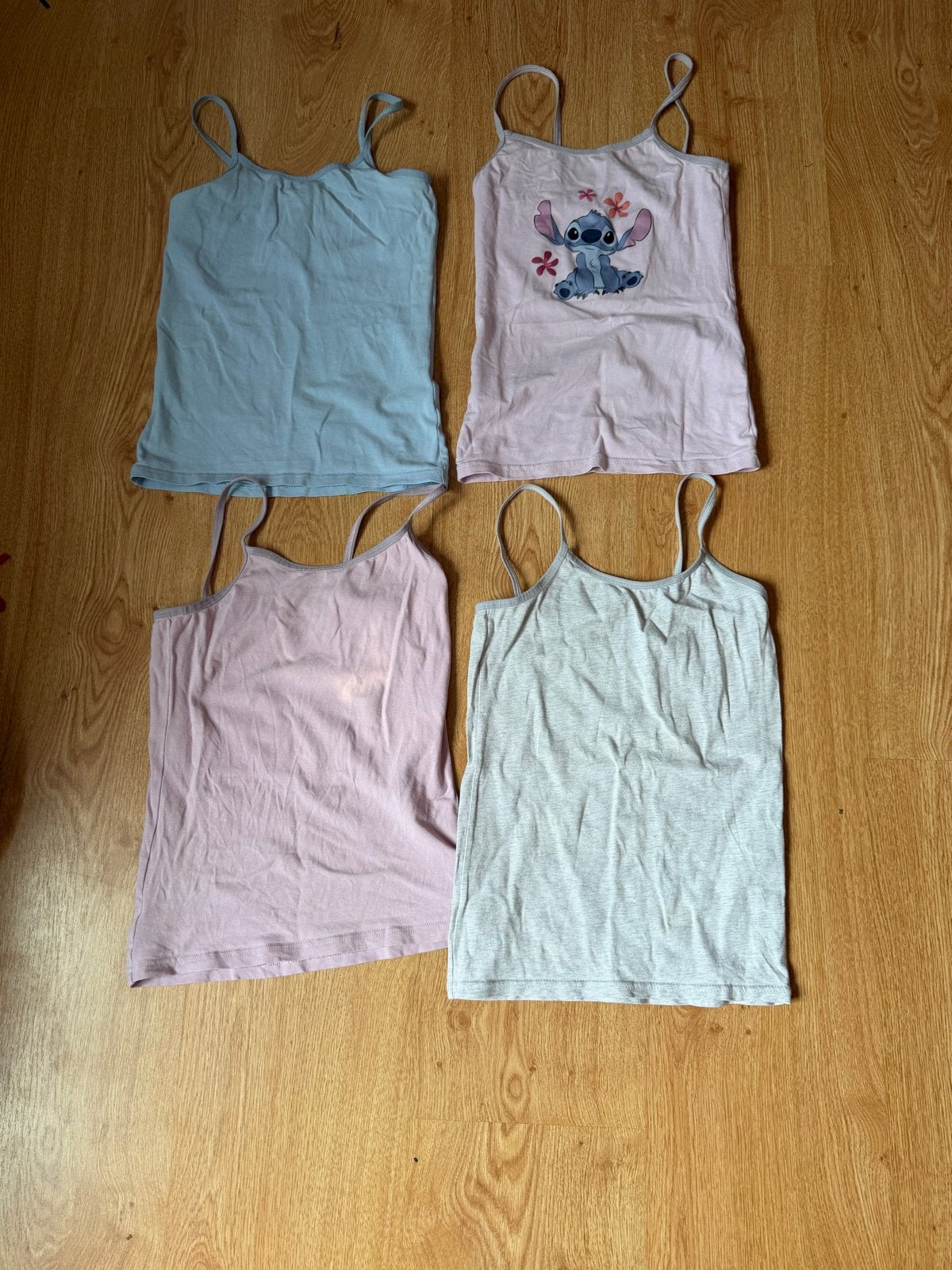 4 Helmpjes maat 134/140, Verzenden, Gebruikt, Meisje, Nacht- of Onderkleding