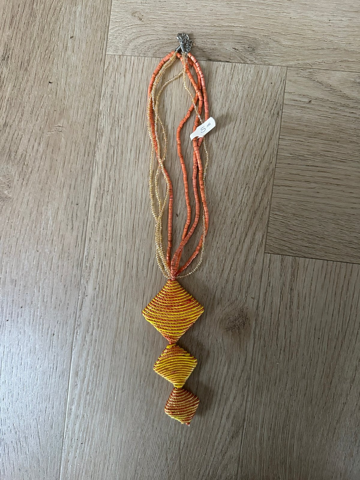 Oranje en gele kralenketting met hangers, Sieraden, Tassen en Uiterlijk, Oranje, Ophalen of Verzenden, Zo goed als nieuw, Overige materialen