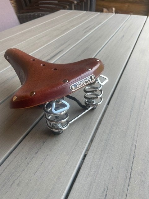 Brooks B67 fietszadel - Bruin leer met veren, Fietsen en Brommers, Fietsaccessoires | Overige Fietsaccessoires, Ophalen, Zo goed als nieuw