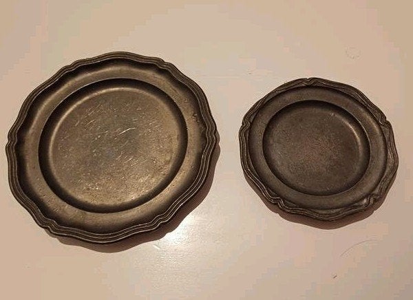 2 engeltinnen bordjes van circa 10,5 cm en 8 cm, Antiek en Kunst, Antiek | Tin, Ophalen of Verzenden