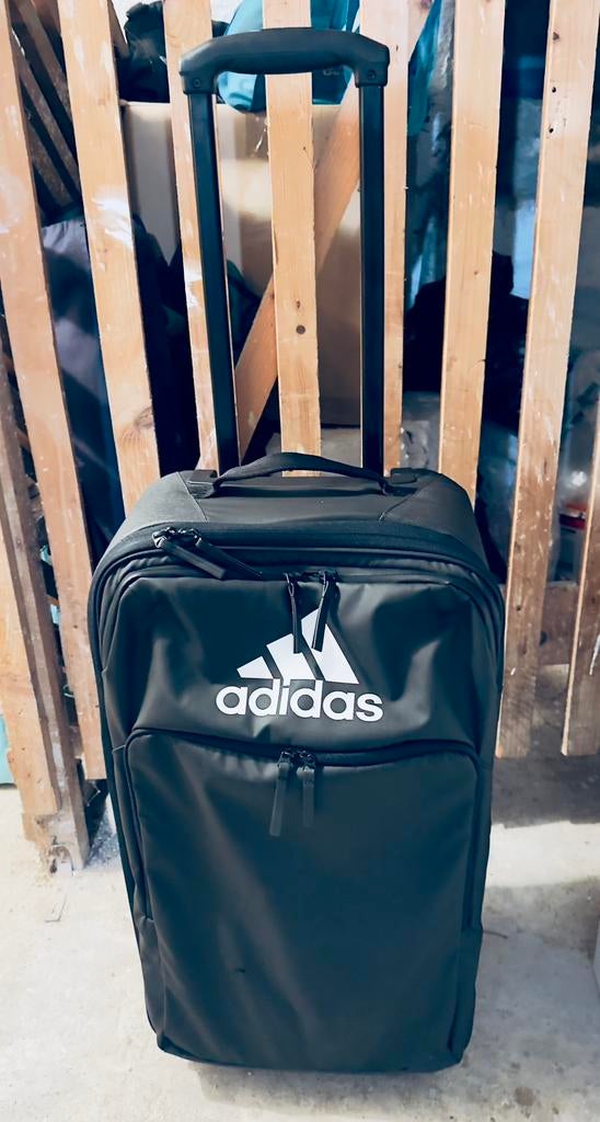2 adidas koffers, Wieltjes, Hard kunststof, Zo goed als nieuw, 35 tot 45 cm