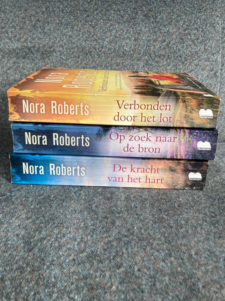 Nora Roberts Boekenpakket: Verbonden door het lot, Op zoek n, Ophalen of Verzenden, Zo goed als nieuw