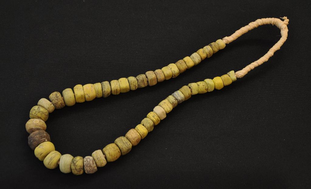 Ketting met grote kralen van glaspasta, 1600-1850, Ophalen of Verzenden