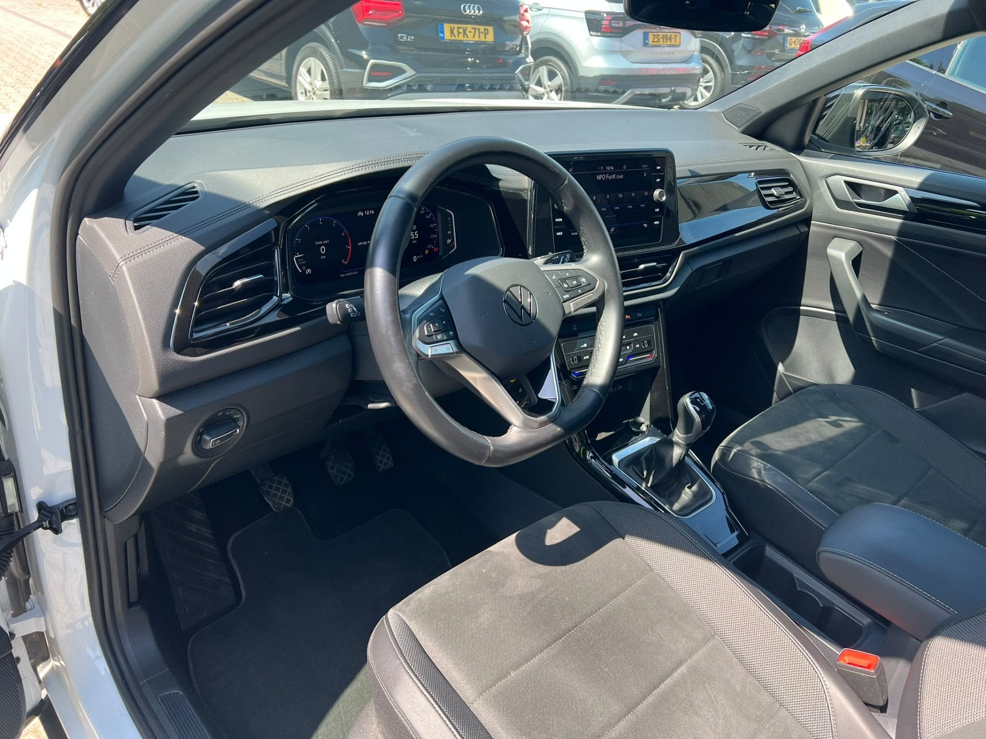 Volkswagen T-Roc 1.0 TSI Life camera, virtual cockpit, cruis, Auto's, Volkswagen, Voorwielaandrijving, Gebruikt, Zwart, Alcantara