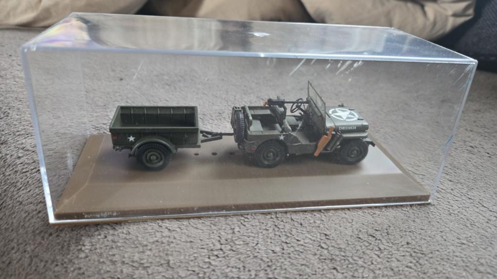 Jeep Willys MB met aanhanger - Modelauto, Hobby en Vrije tijd, Modelbouw | Auto's en Voertuigen, Zo goed als nieuw, Auto, 1:32 tot 1:50