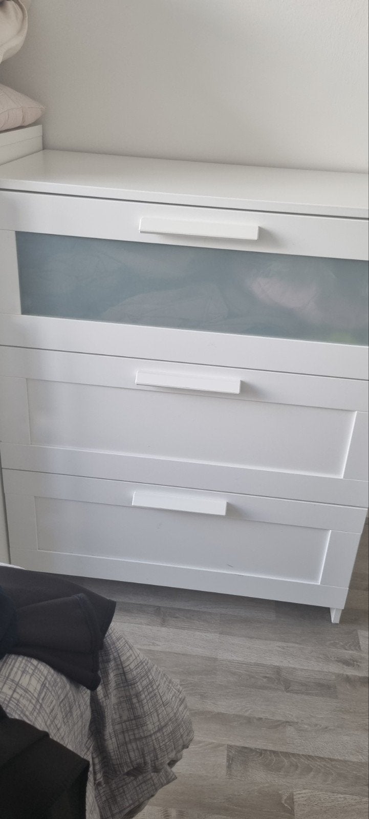 Witte ladekast met 3 laden, waarvan 1 met glas, Huis en Inrichting, Kasten | Ladekasten, Ophalen, Gebruikt, Glas, 100 tot 150 cm