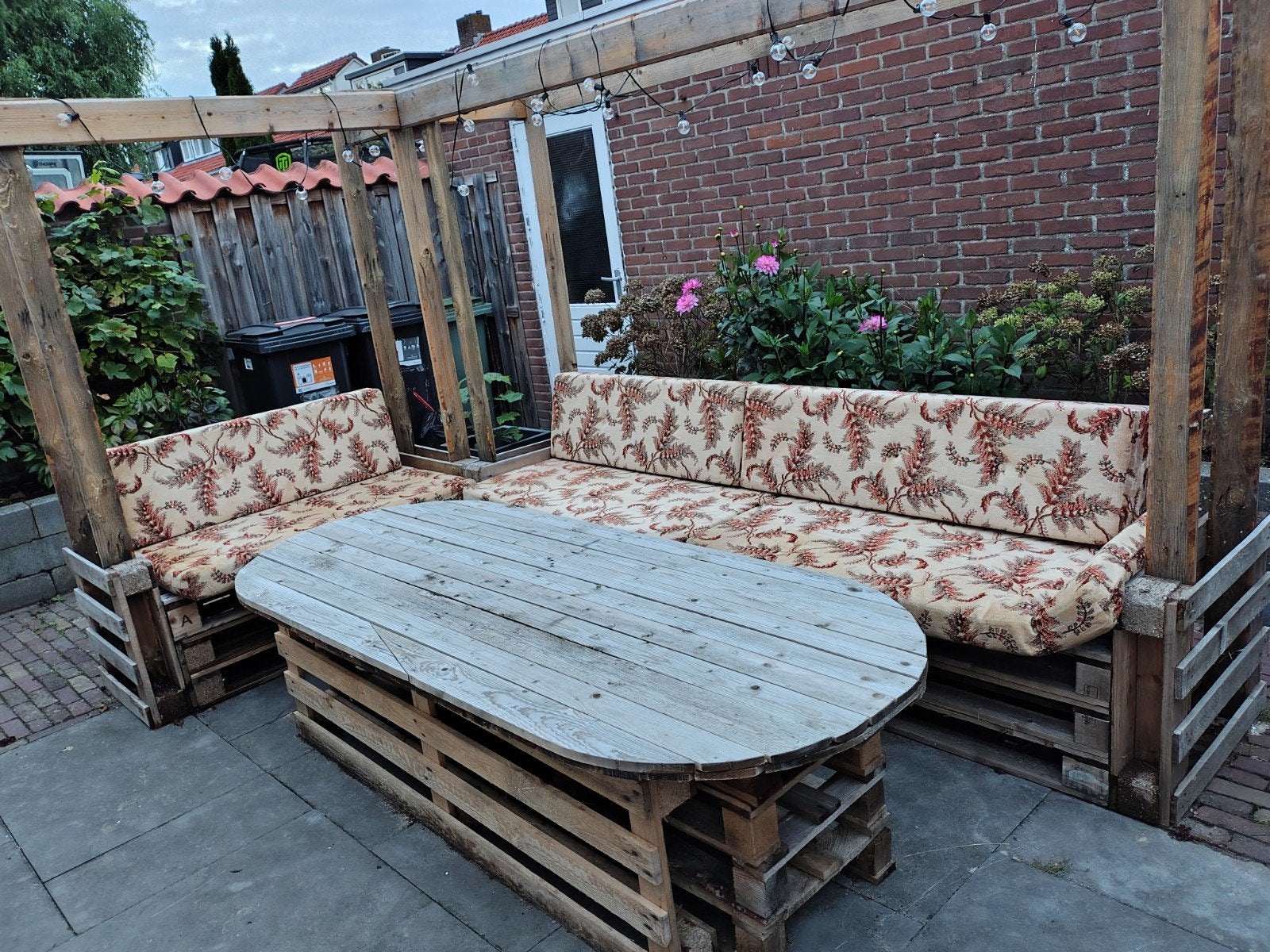 Pallet tuinmeubelen met kussens: 2 banken en tafel, Ophalen, Gebruikt, 6 zitplaatsen, Bank