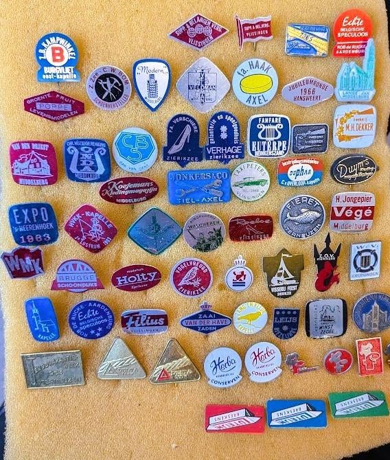 60 verschillende speldjes van zeeuwse bedrijven clubs etc, Ophalen of Verzenden, Gebruikt, Overige onderwerpen, Speldje of Pin
