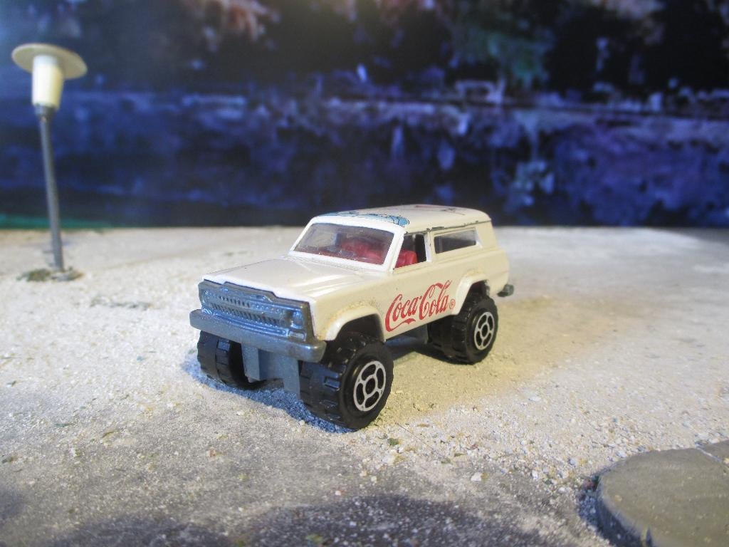 1:64 Jeep Grand Cherokee 1970's - Majorette COCA COLA, Ophalen of Verzenden, Gebruikt, Auto