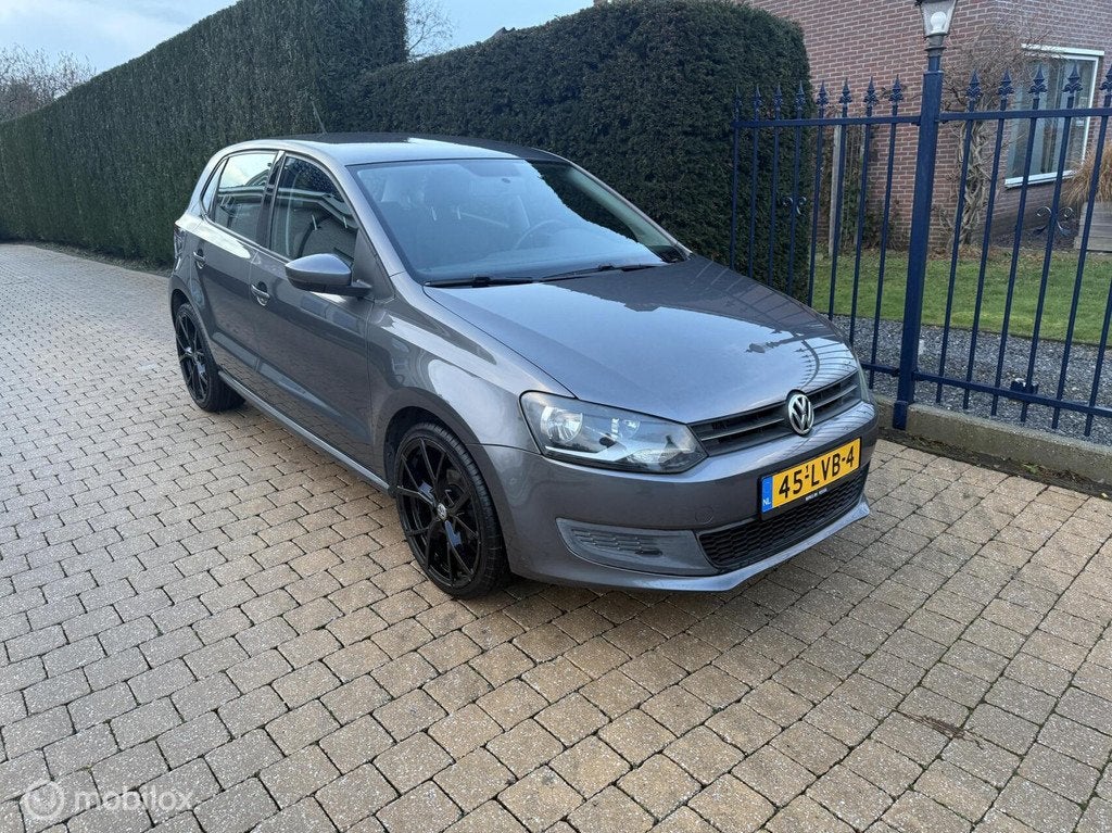 Volkswagen Polo 1.4-16V NIEUWE DISTRIBUTIE + APK, Auto's, Voorwielaandrijving, Zwart, 4 cilinders, Origineel Nederlands
