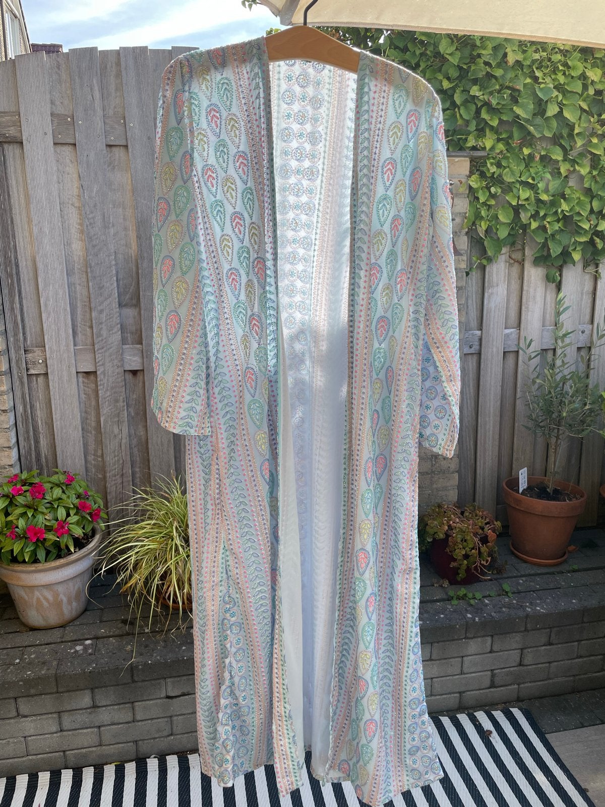 Prachtige Abaya met kleurrijke borduursels maat 54, Kleding | Dames, Meerkleurig, Maat 46/48 (XL) of groter, Nieuw, Ophalen of Verzenden