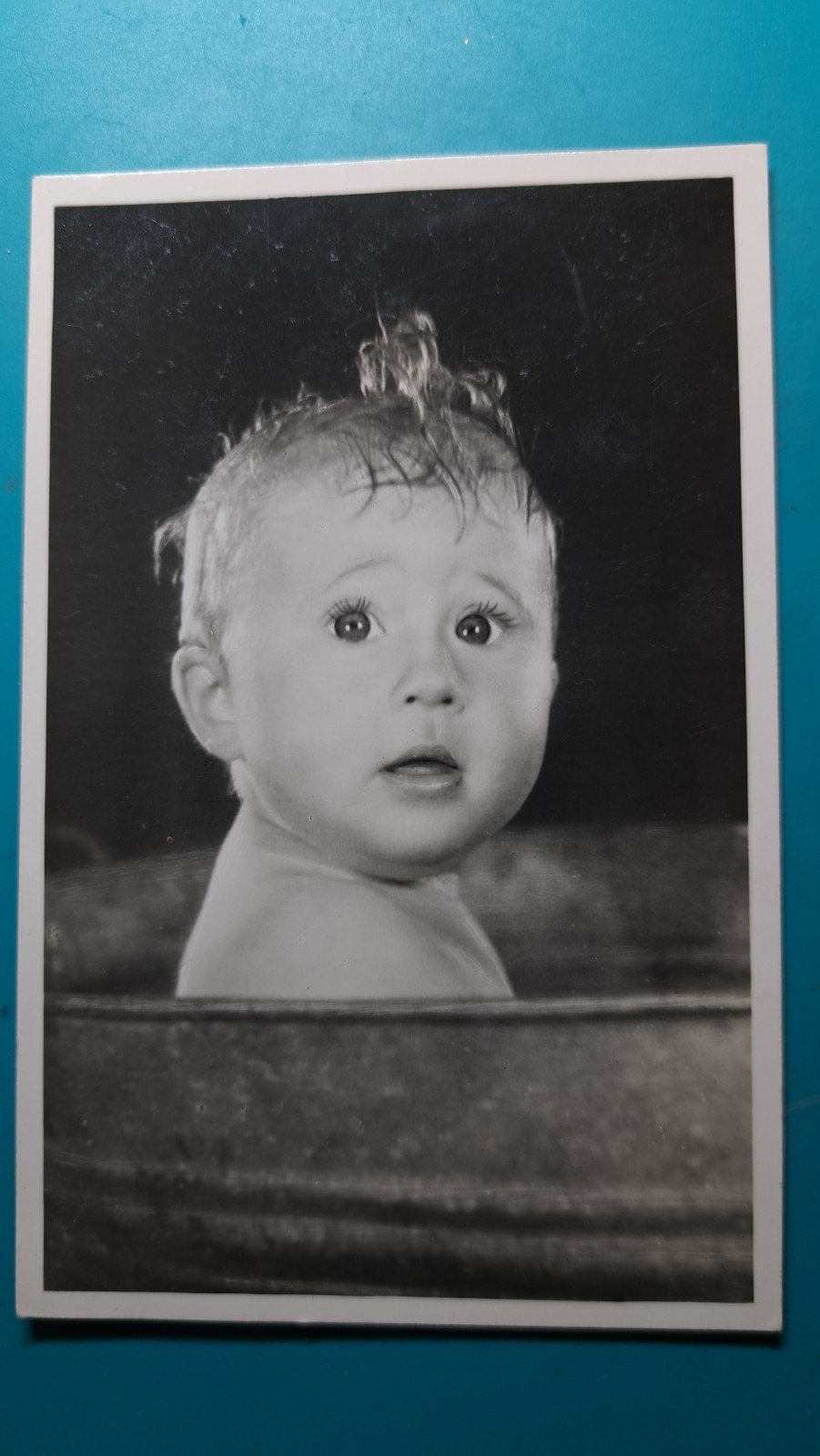 Baby peuter met kuifje in ijzeren teil wassen. 1954, Ophalen of Verzenden, 1940 tot 1960, Gelopen
