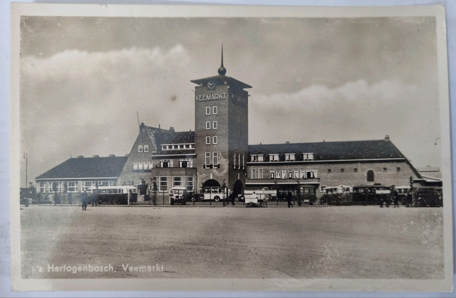's Hertogenbosch Veemarkt met oude stadscentrum en streekbus, Ophalen of Verzenden, 1940 tot 1960, Gelopen, Noord-Brabant