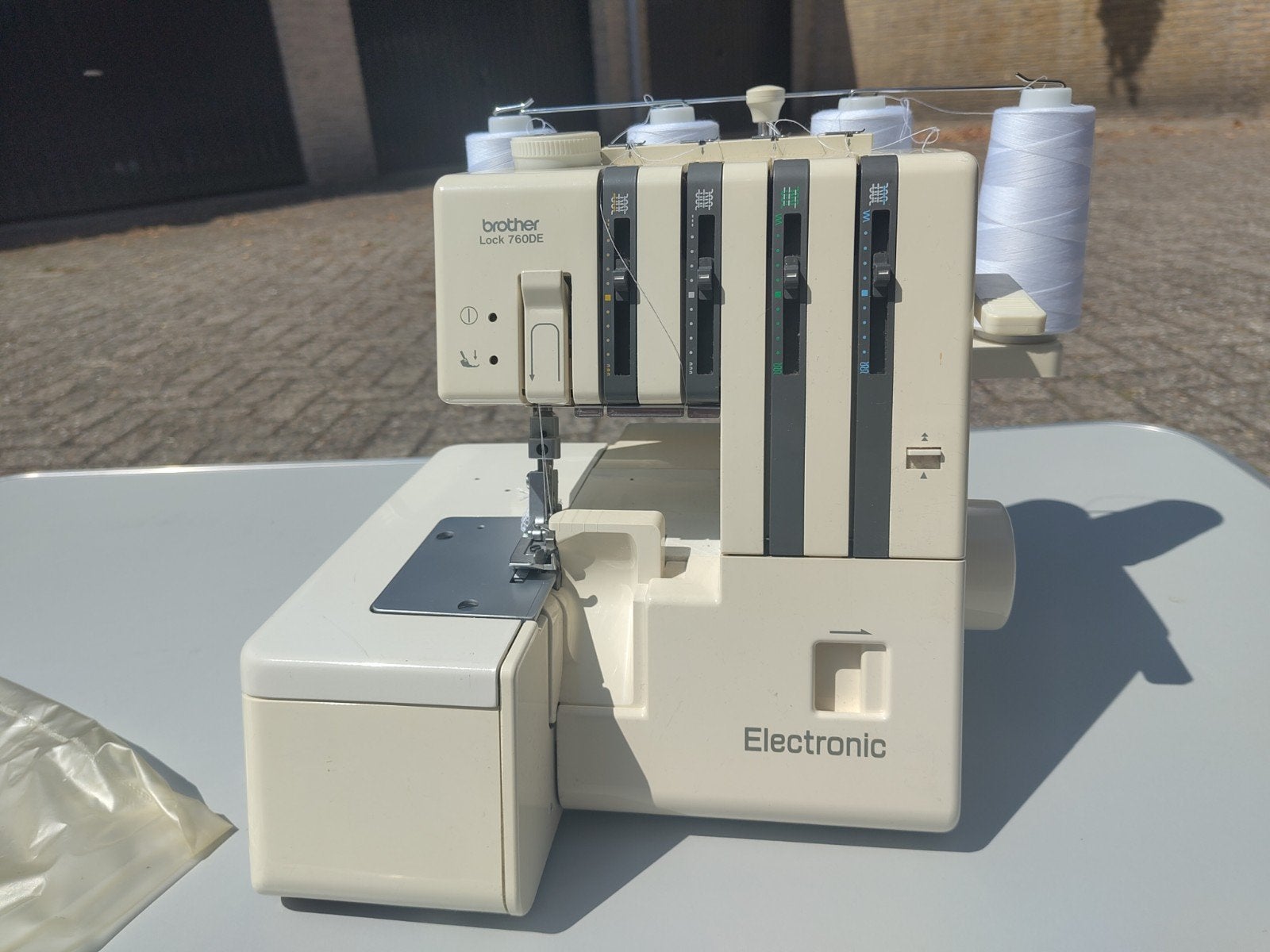 Brother Lockmachine 760DE met boekje en garen, Ophalen