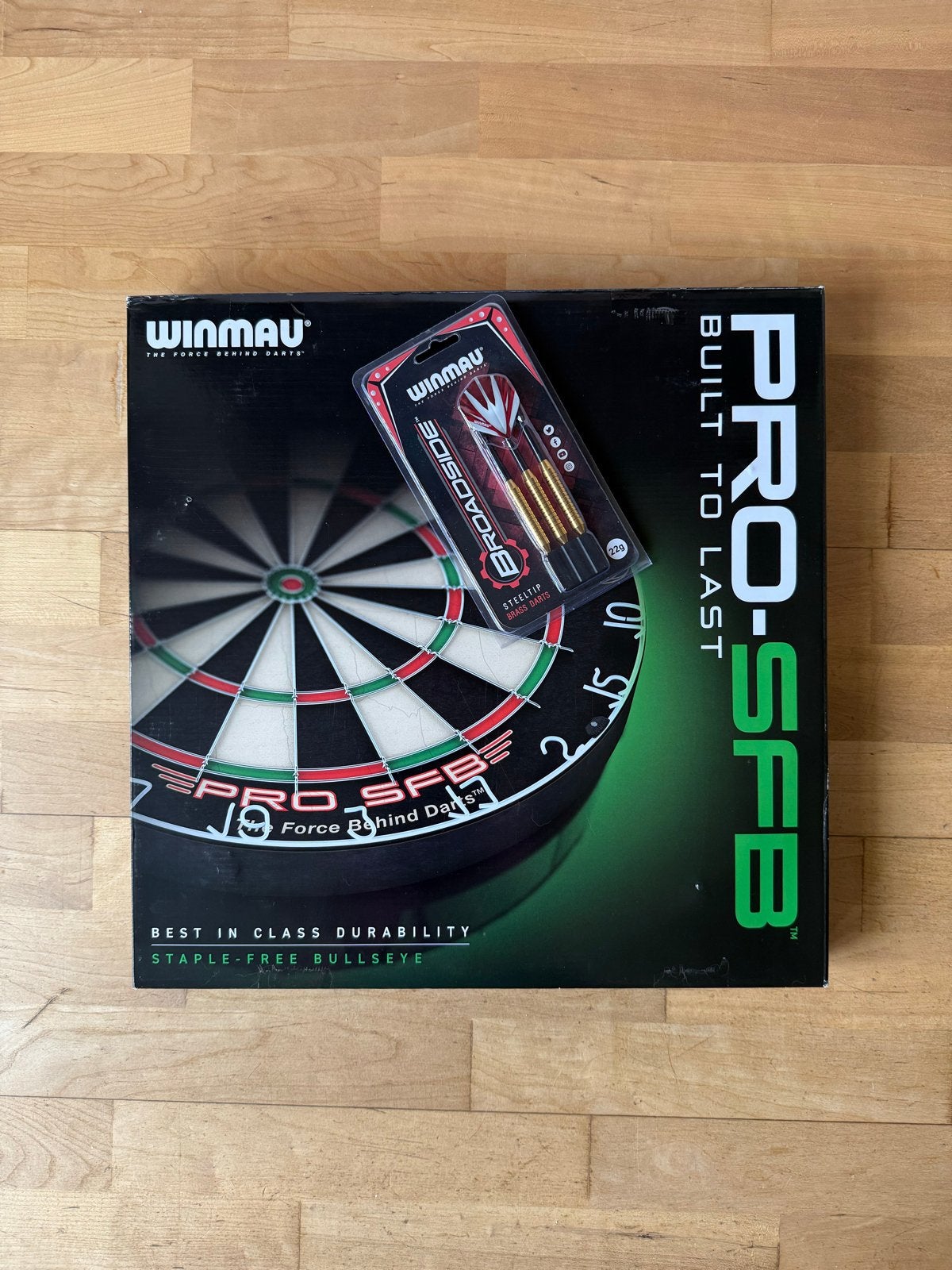 Winmau Pro SFB dartbord + Broadside darts 22g - Nieuw, Ophalen of Verzenden, Nieuw, Dartbord met pijlen