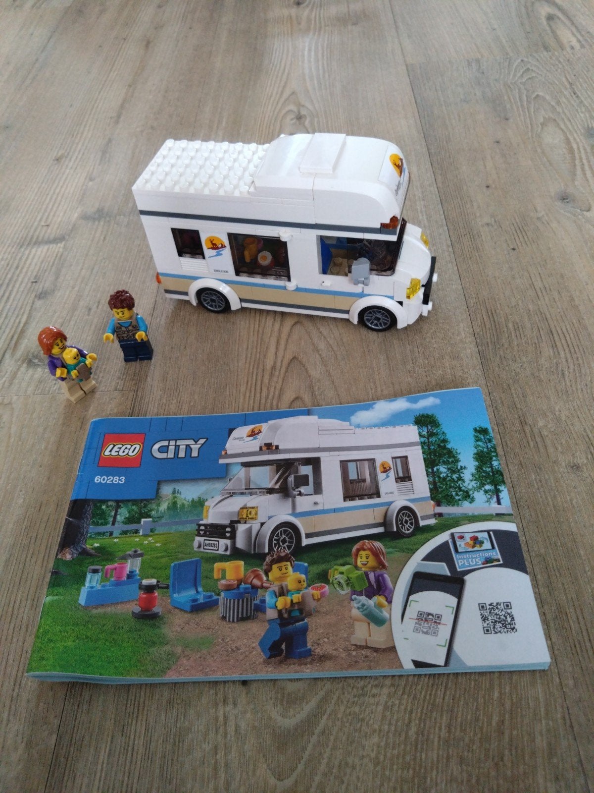 LEGO City Campervan 60283 met minifiguren en boekje, Ophalen of Verzenden, Zo goed als nieuw, Overige merken