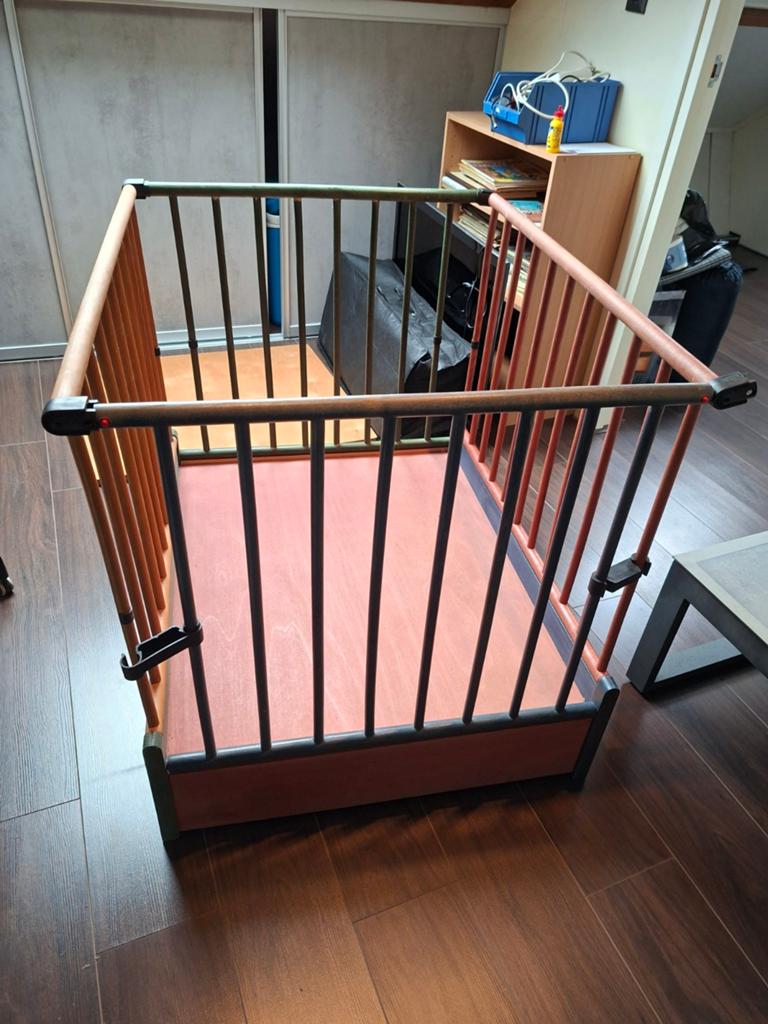 Stevige houten box met verstelbare bodem, Kinderen en Baby's, Boxen, Ophalen, Gebruikt, Vierkant, In hoogte verstelbaar