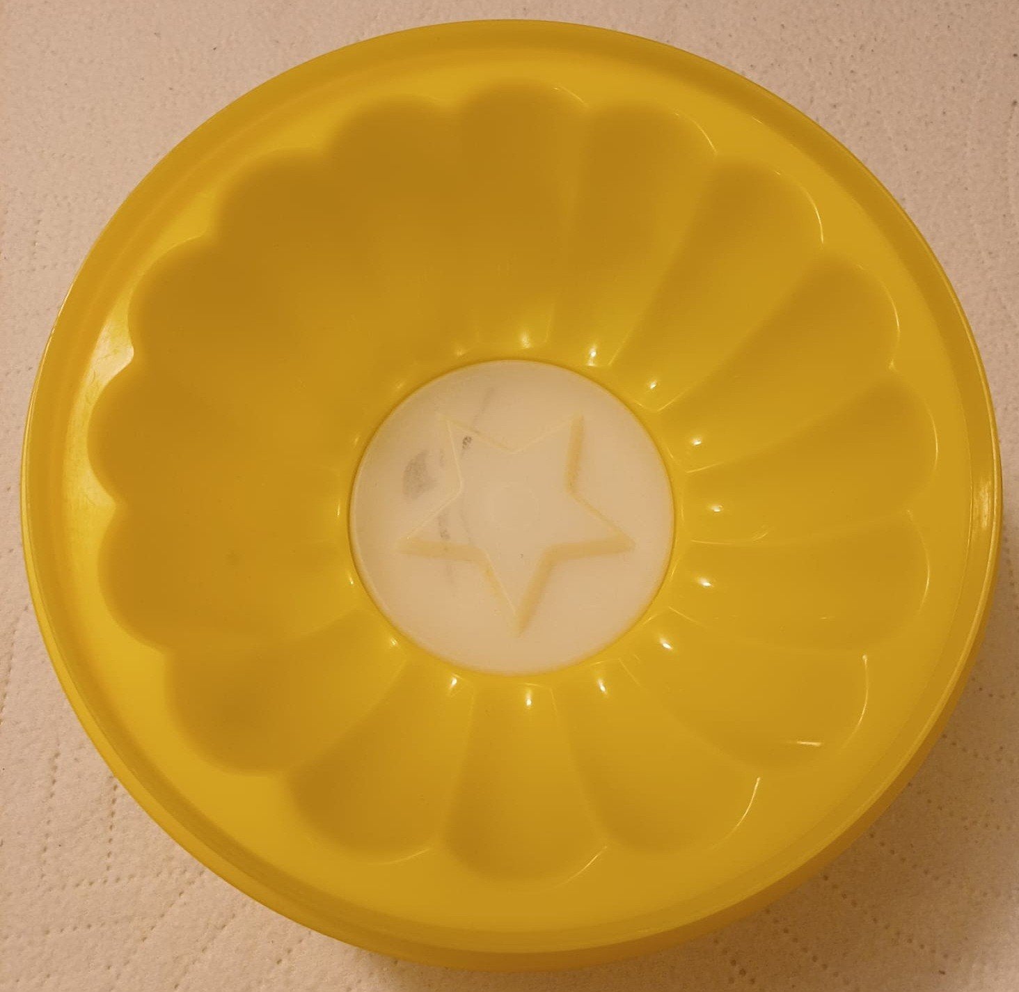Tupperware Gele Puddingvorm met Ster - Vintage, Ophalen of Verzenden, Gebruikt, Met deksel