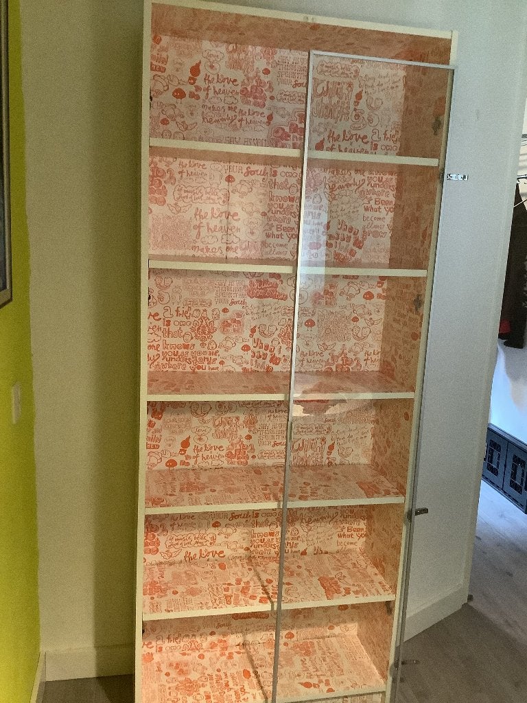 Billy-kast met Shakespeare-print, Huis en Inrichting, Kasten | Boekenkasten, Ophalen, Met deur(en), Grappig, creatief, modern, een kast voor literatuurliefhebbers.