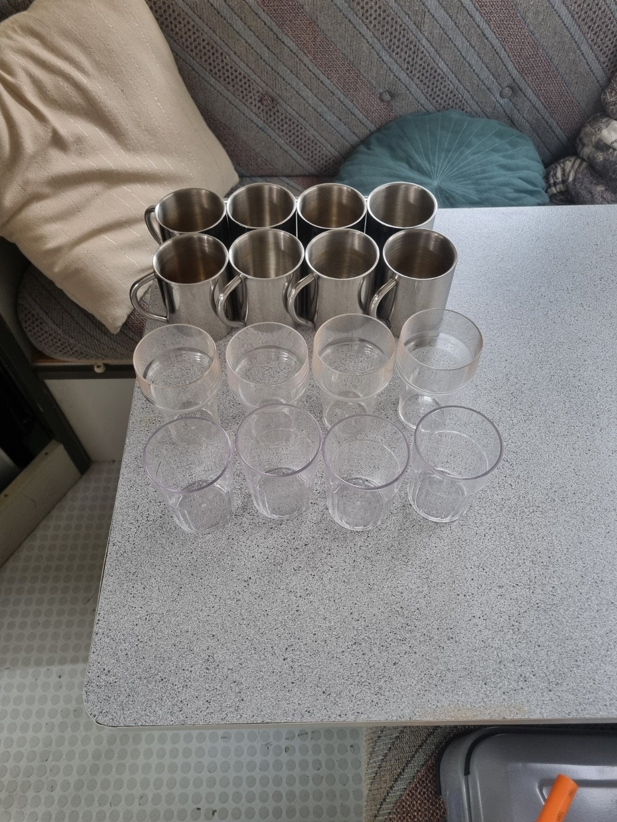 Set van 8 RVS mokken en 8 plastic glazen, Caravans en Kamperen, Ophalen of Verzenden, Gebruikt