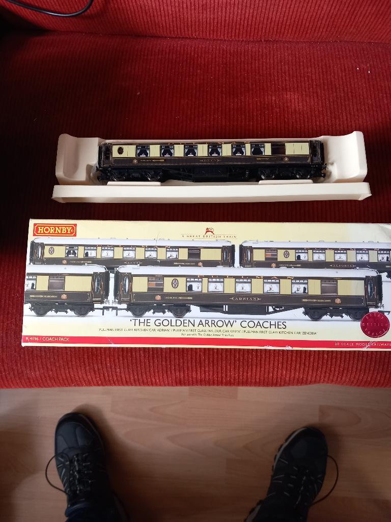 HORNBY  THE GOLDEN ARROW COACHES  WAGONS 3 STUKS, Overige merken, Gelijkstroom, Wagon, Ophalen of Verzenden