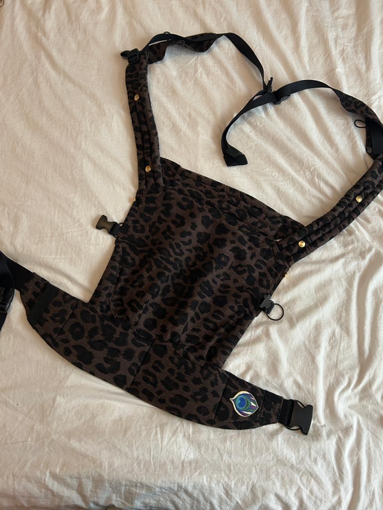 Artipoppe draagzak leopard bruin / zgan, Buik of Rug, Zo goed als nieuw, Draagzak, Ophalen