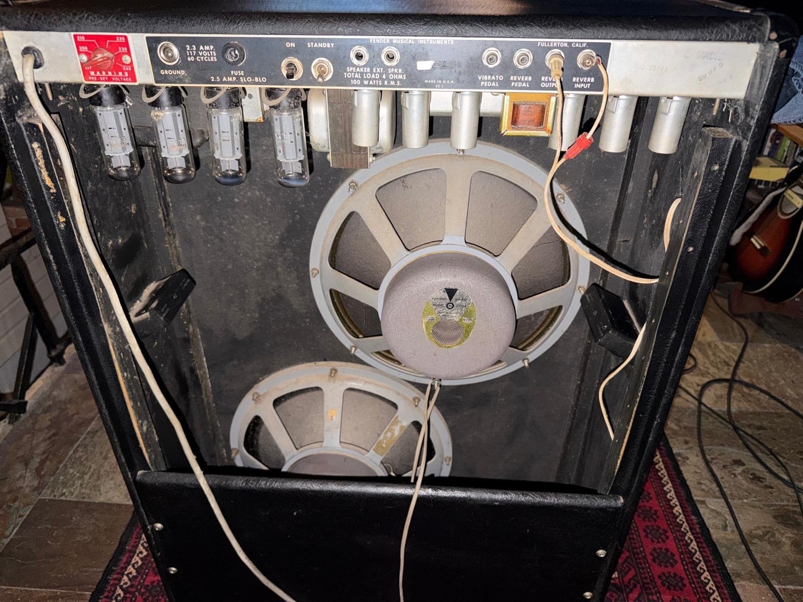 Foto 3 van Fender silvervace  Twin Reverb 2x15