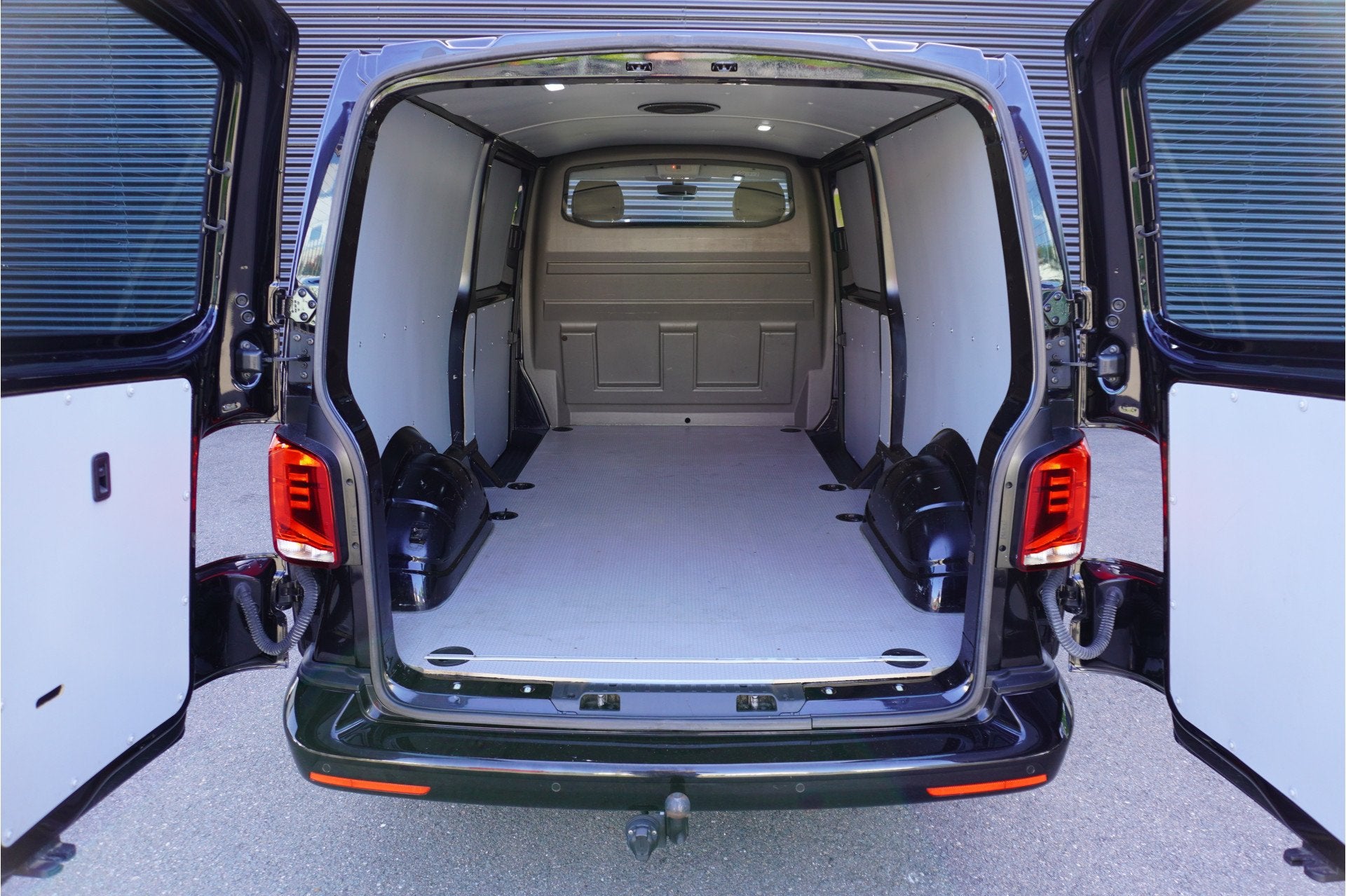 Volkswagen Transporter 199pk Automaat Bulli 2H1 Apple Carpla, Auto's, Gebruikt, 4 cilinders, Volkswagen, Zwart