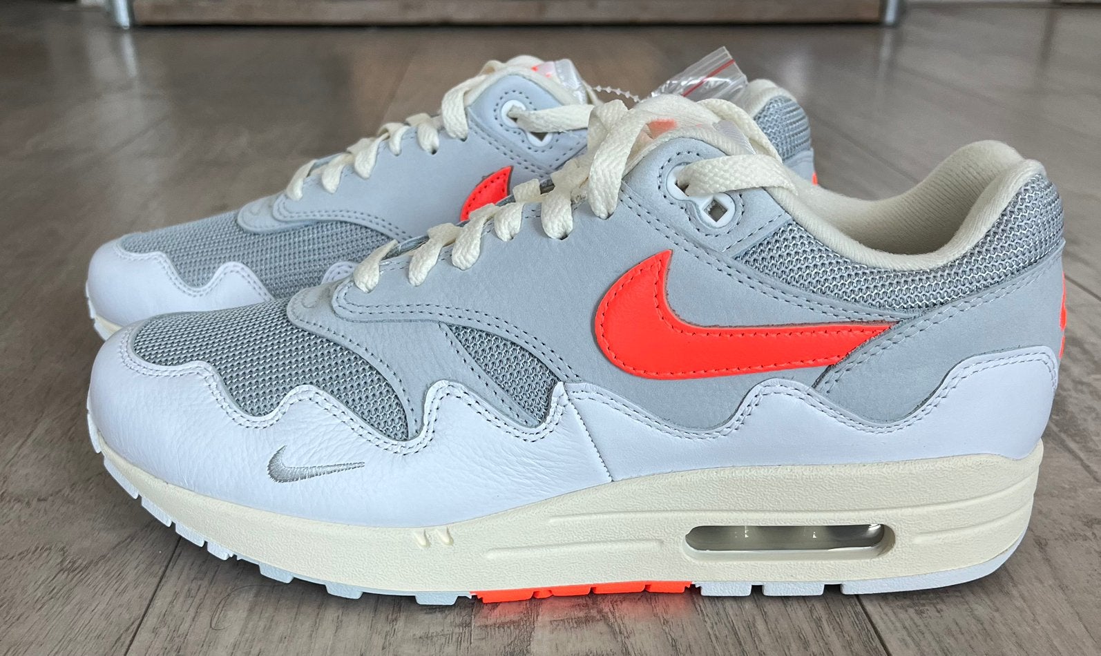 Patta X Nike Air Max 1 (White/Hyper Crimson-Pure Platinum), Ophalen of Verzenden, Nieuw, Sneakers of Gympen