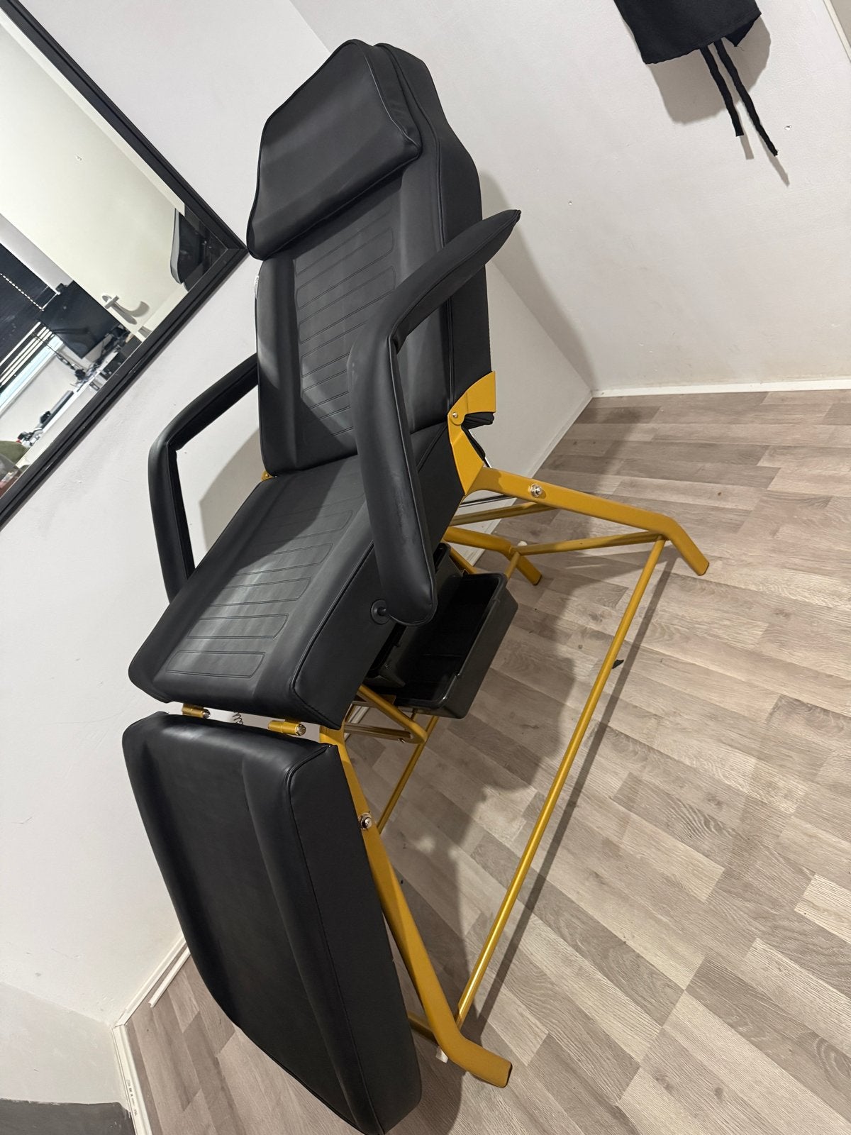 Zwart goude behandelstoel/massagetafel, Ophalen, Gebruikt, Zwart, Leer