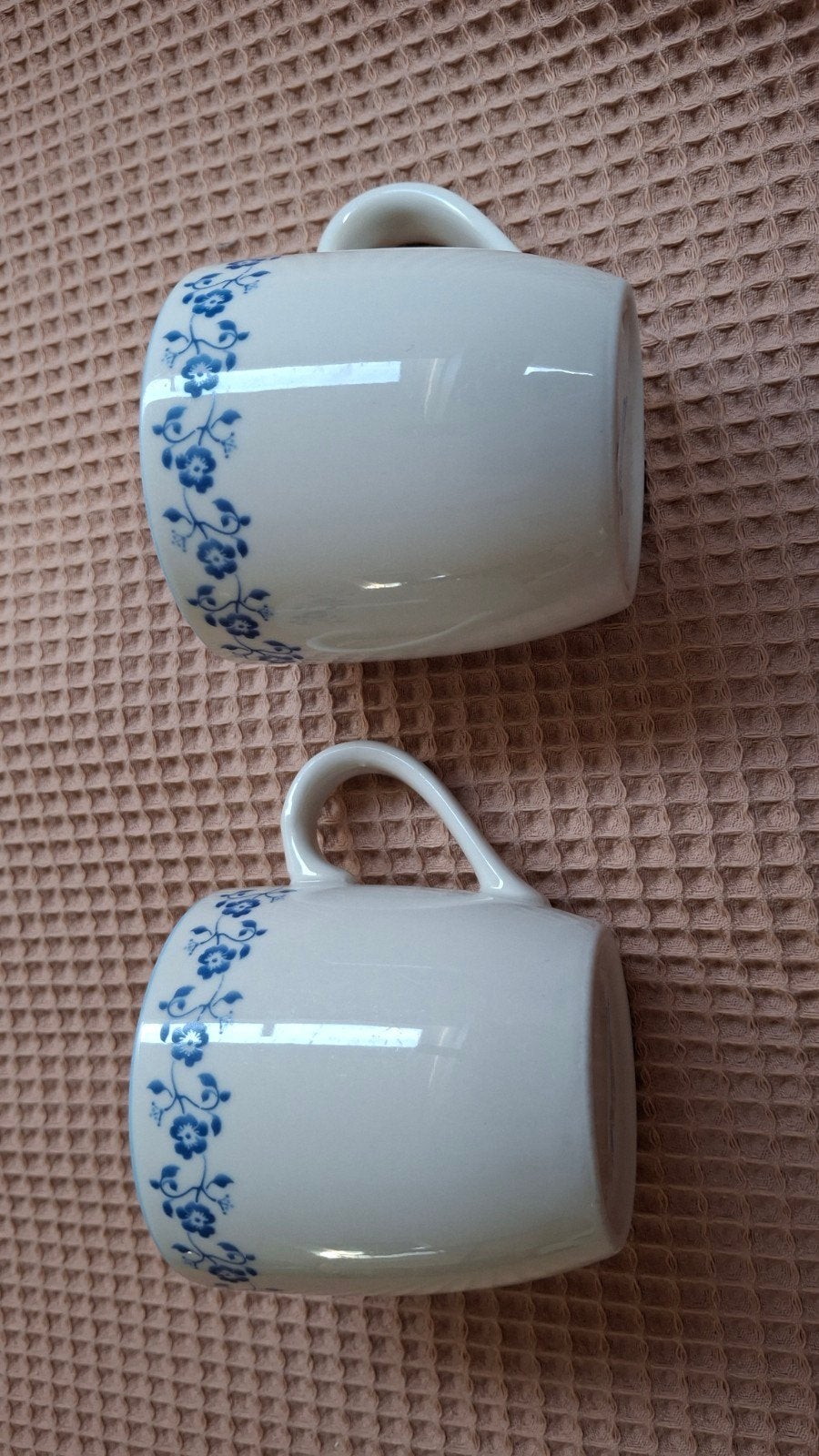 Twee witte mokken met blauw bloemmotief, Landelijk/Boerenbont, Ophalen of Verzenden, Zo goed als nieuw, Albert Heijn