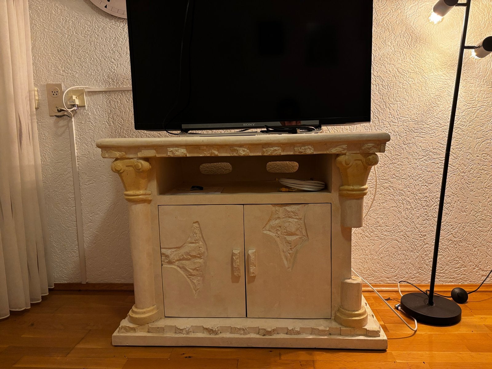Tv meubel in Grieks-Romeinse stijl - Uniek en decoratief, Huis en Inrichting, Ophalen, Overige materialen, Gebruikt, 100 tot 150 cm