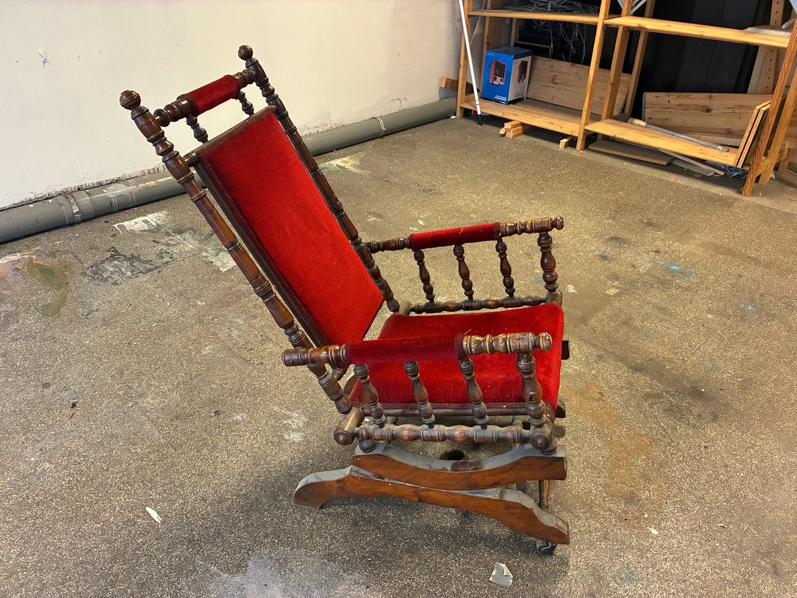 Antieke Schommelstoel met Rood Fluweel, Ophalen