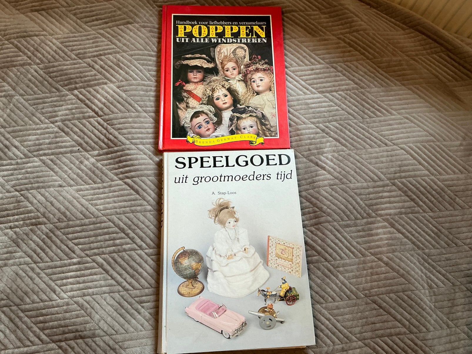 Poppen en speelgoed boeken. 2 boeken voor €10, Ophalen, Zo goed als nieuw, Overige typen