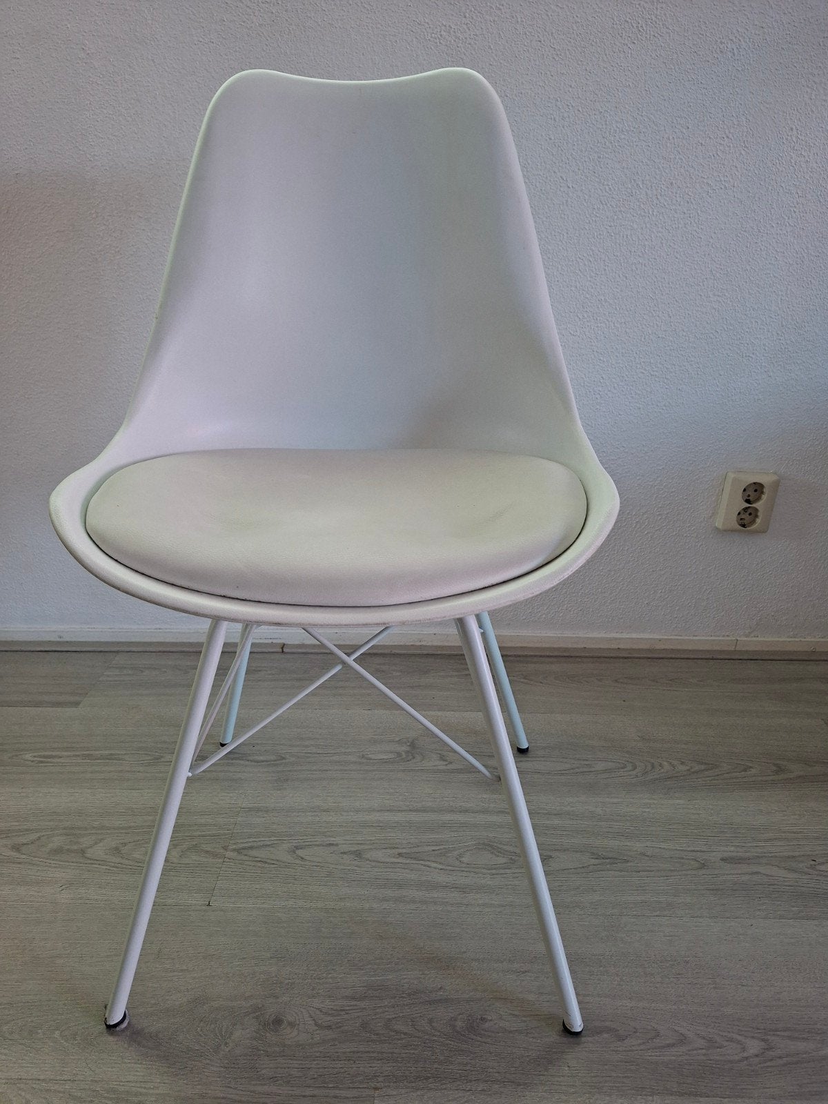 Design stoelen, 2 wit en 2 grijs met metalen onderstel, Huis en Inrichting, Ophalen, Modern design, Kunststof, Gebruikt