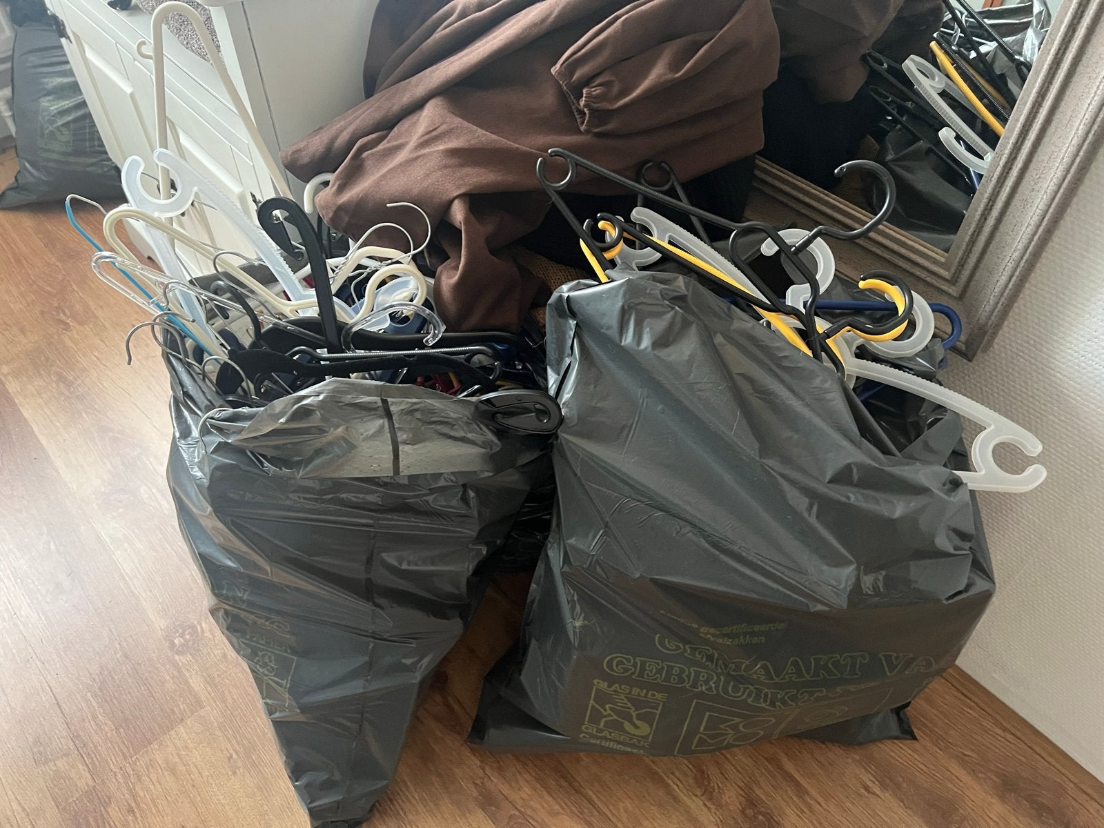Ongeveer 100 gratis kledinghangers - Ophalen, Kleding | Dames, Kledinghangers, Ophalen, Gebruikt, Kunststof, Volwassenen