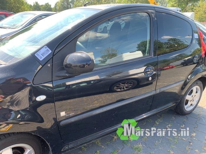 Portier 4Deurs links-voor van een Peugeot 107 (EXZ), Gebruikt, -, Deur, -