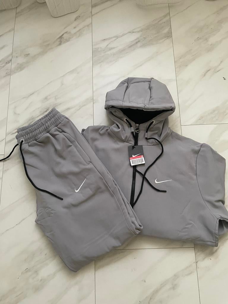 Nike Tracksuit XXL - Grijs, Nieuw, Overige maten, Ophalen of Verzenden, Grijs