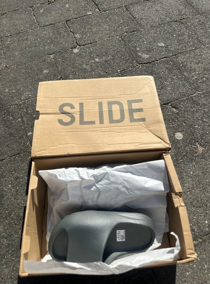 Yeezy Slide 'Slate Grey' - Maat 37 - Nieuw in doos, Ophalen of Verzenden, Nieuw, Grijs, Slippers